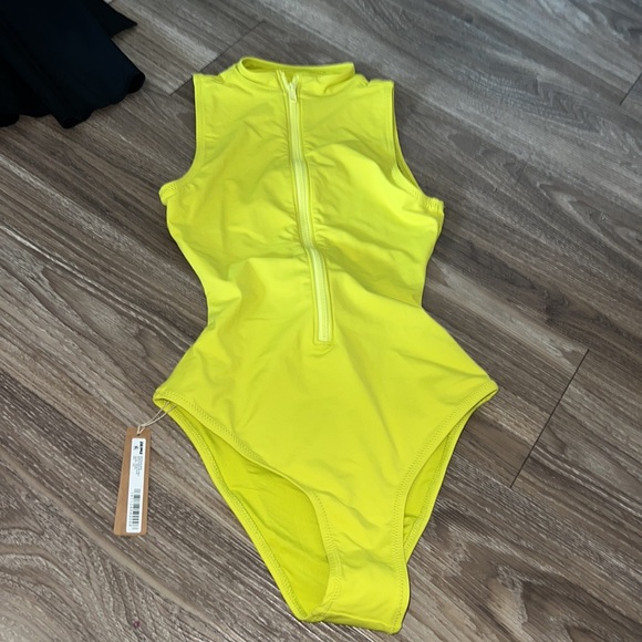 🌷🎉host pick SKIMS ZIP FRONT ONE PIECE SWIM IN CITRUS YELLOW - Picture 6 of 7
